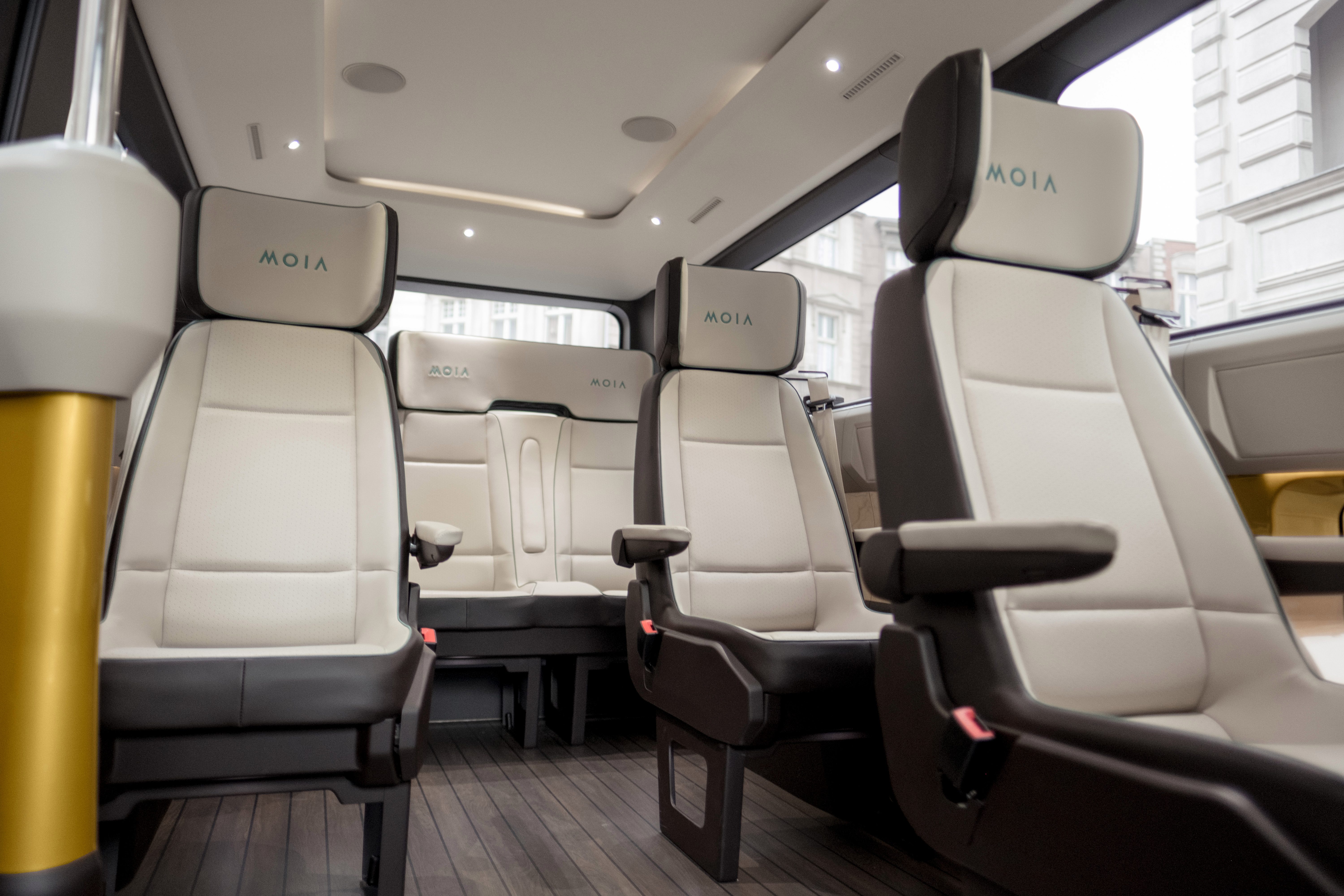 Cada asiento está equipado con luces de lectura regulables, puertos USB e incluye WiFi.
